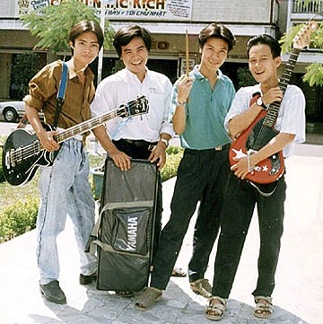 Nhạc sĩ Xuân Nghĩa cùng ban nhạc The Student