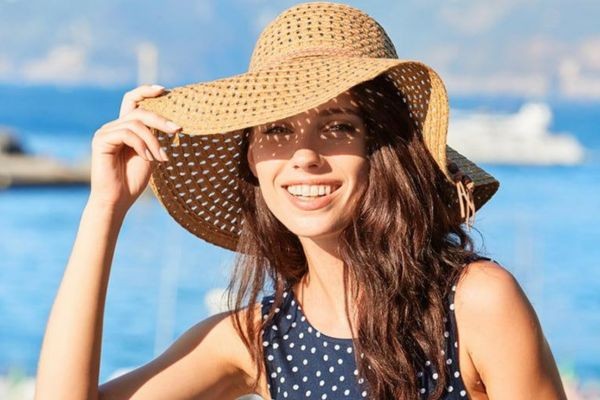 Che chắn tóc cẩn thận khi ra ngoài trời nắng