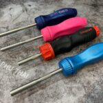 Cận cảnh cấu tạo của một chiếc tua vít với các thành phần chính được chú thích rõ ràng