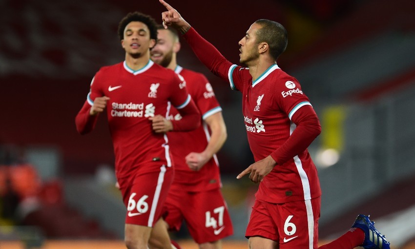 Thiago Alcantara ăn mừng bàn thắng đầu tiên cho Liverpool