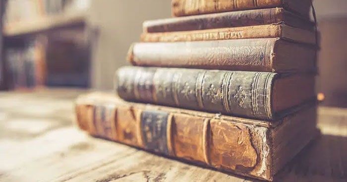 Bìa sách Ngữ văn 8 tập 2 với hình ảnh khóm hoa xanh và chữ Ngữ Văn màu xanh dương.