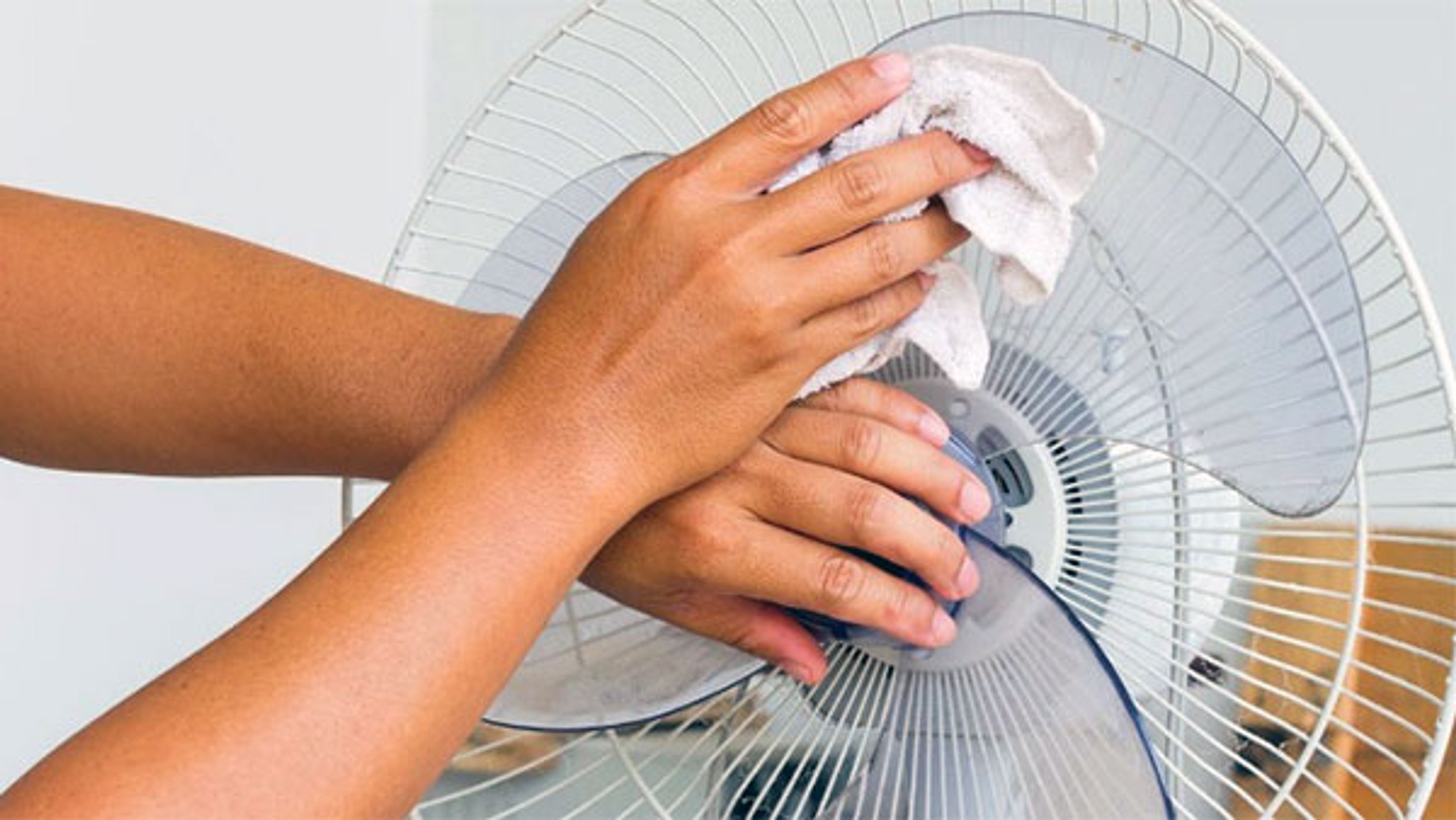Vệ sinh thiết bị điện