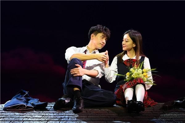 Một người ngồi làm việc hiệu quả trong không gian yên tĩnh, thể hiện lợi ích của sự xa lánh trong công việc