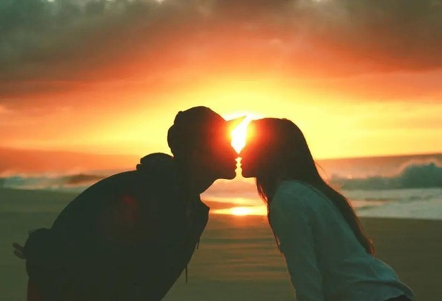 Một cặp đôi chia tay trong nước mắt, thể hiện sự xa lánh trong tình yêu và sự hy sinh cho hạnh phúc của đối phương