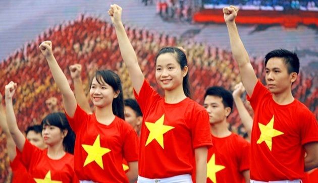 Một chiếc xe tải chở hàng hóa trên đường cao tốc, thể hiện khát vọng vươn xa và phát triển sự nghiệp trong ngành vận tải