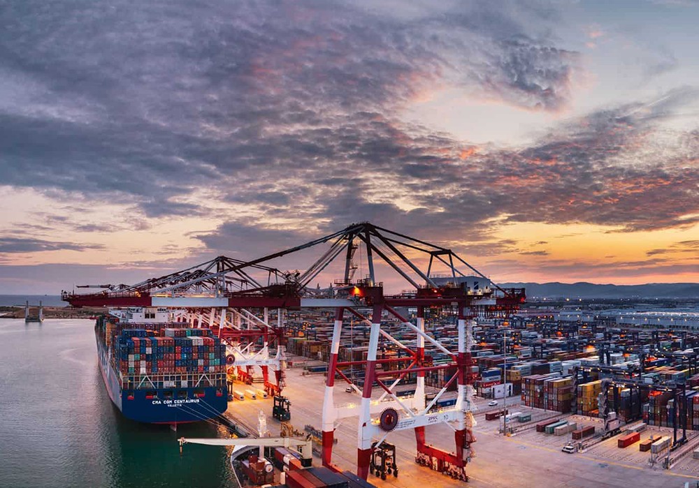 Một góc cảng Busan với các tàu container đang được xếp dỡ hàng hóa