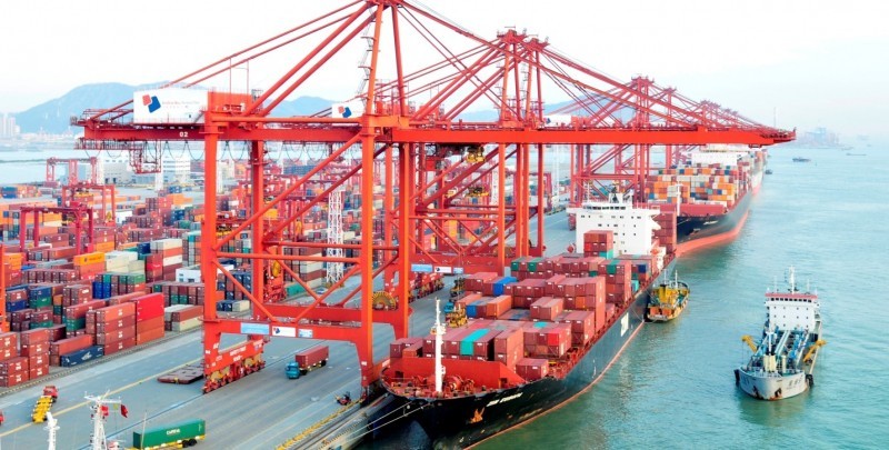 Cảng Thiên Tân với các bến tàu và khu vực kho bãi rộng lớn