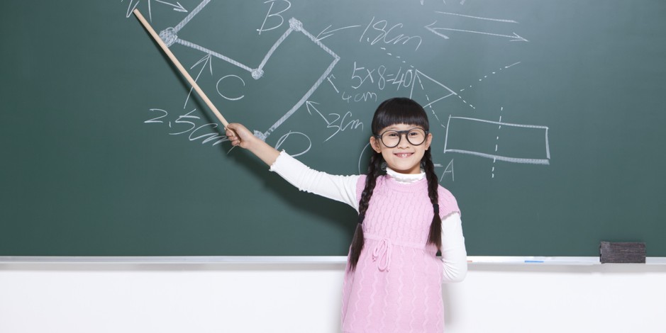 Hình ảnh một cô giáo đang giảng bài cho các em học sinh, thể hiện ước mơ trở thành giáo viên