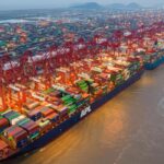 Cảng Thượng Hải nhìn từ trên cao, với nhiều tàu container đang neo đậu