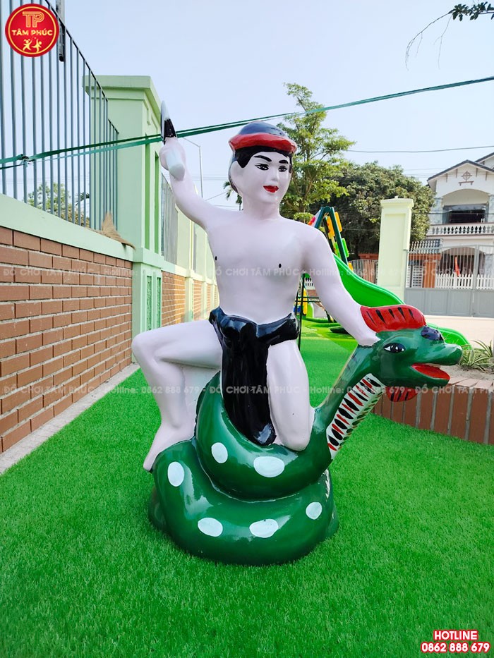 Tượng Thạch Sanh chém Chăn tinh trong khu vui chơi