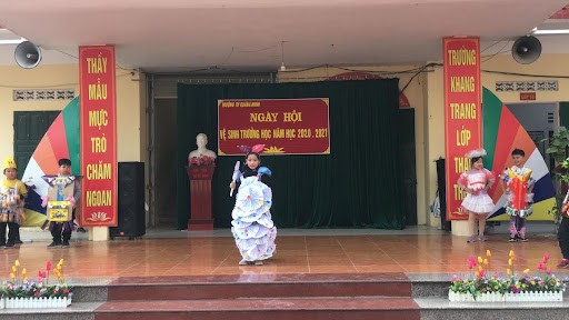 Váy dạ hội tái chế từ giấy báo