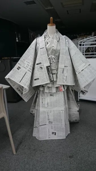 Váy kimono giấy báo độc đáo và ấn tượng