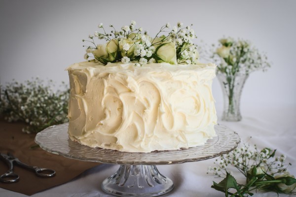 Mary trang trí bánh kem chanh cheesecake sau khi cắt