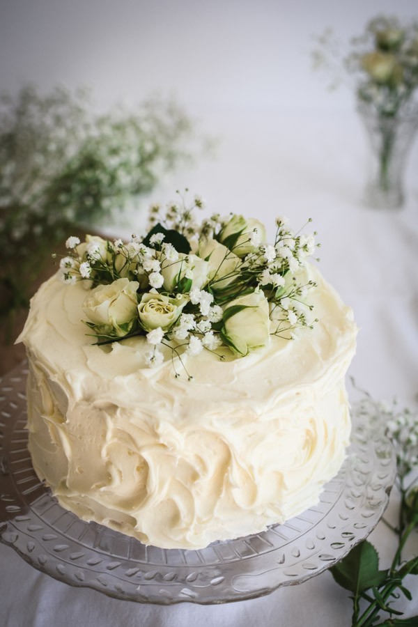 Mary cắt bánh kem chanh cheesecake bằng dao sắc