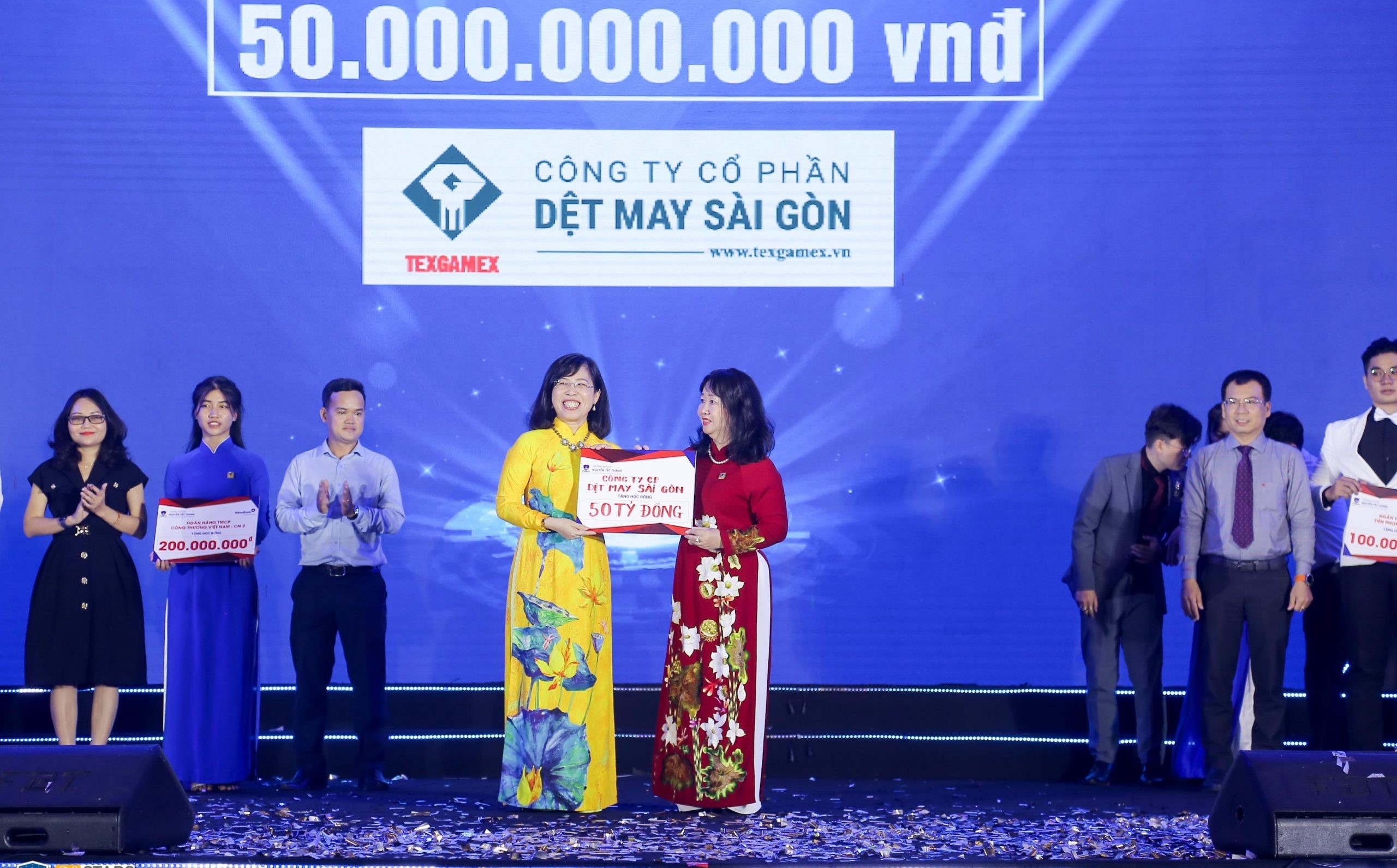 sinh vien du lich truong nguyen tat thanh