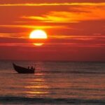 Chiếc thuyền ngoài xa trong sương sớm với vẻ đẹp toàn bích như tranh mực tàu của danh họa