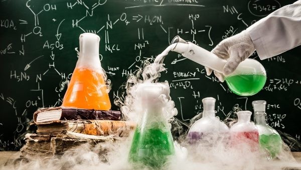 Lưu huỳnh tác dụng với oxy tạo thành lưu huỳnh đioxit