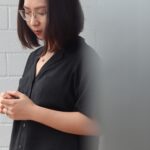 Hình ảnh người lái xe tải tự tin trên đường cao tốc
