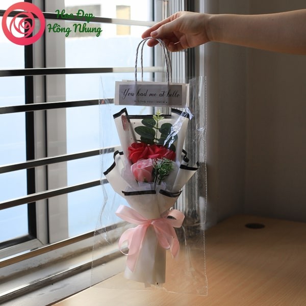Bó hoa hồng 14 bông với 3 bông màu hồng nổi bật, thể hiện tình yêu và sự quan tâm