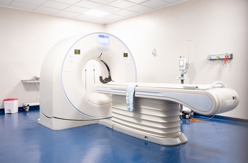Kỹ thuật viên hướng dẫn bệnh nhân trước khi chụp MRI