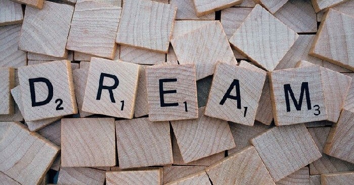 Người đàn ông lái xe tải hướng tới chân trời, tượng trưng cho ước mơ và sự thành công trên đường dài