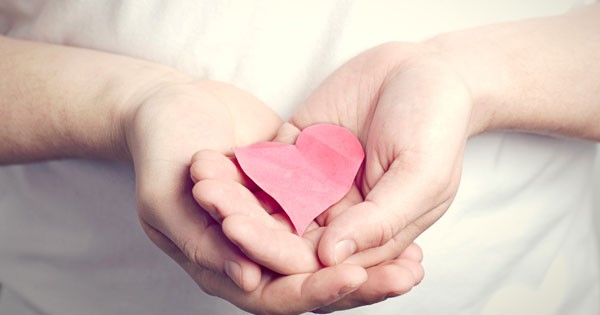 Một người đàn ông nghèo khó đang được giúp đỡ bởi một người phụ nữ có lòng nhân hậu