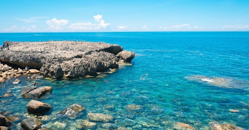 Bãi biển trong xanh lúc bình minh