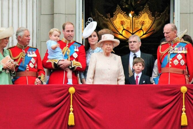 các thành viên hoàng gia anh trên ban công cung điện buckingham