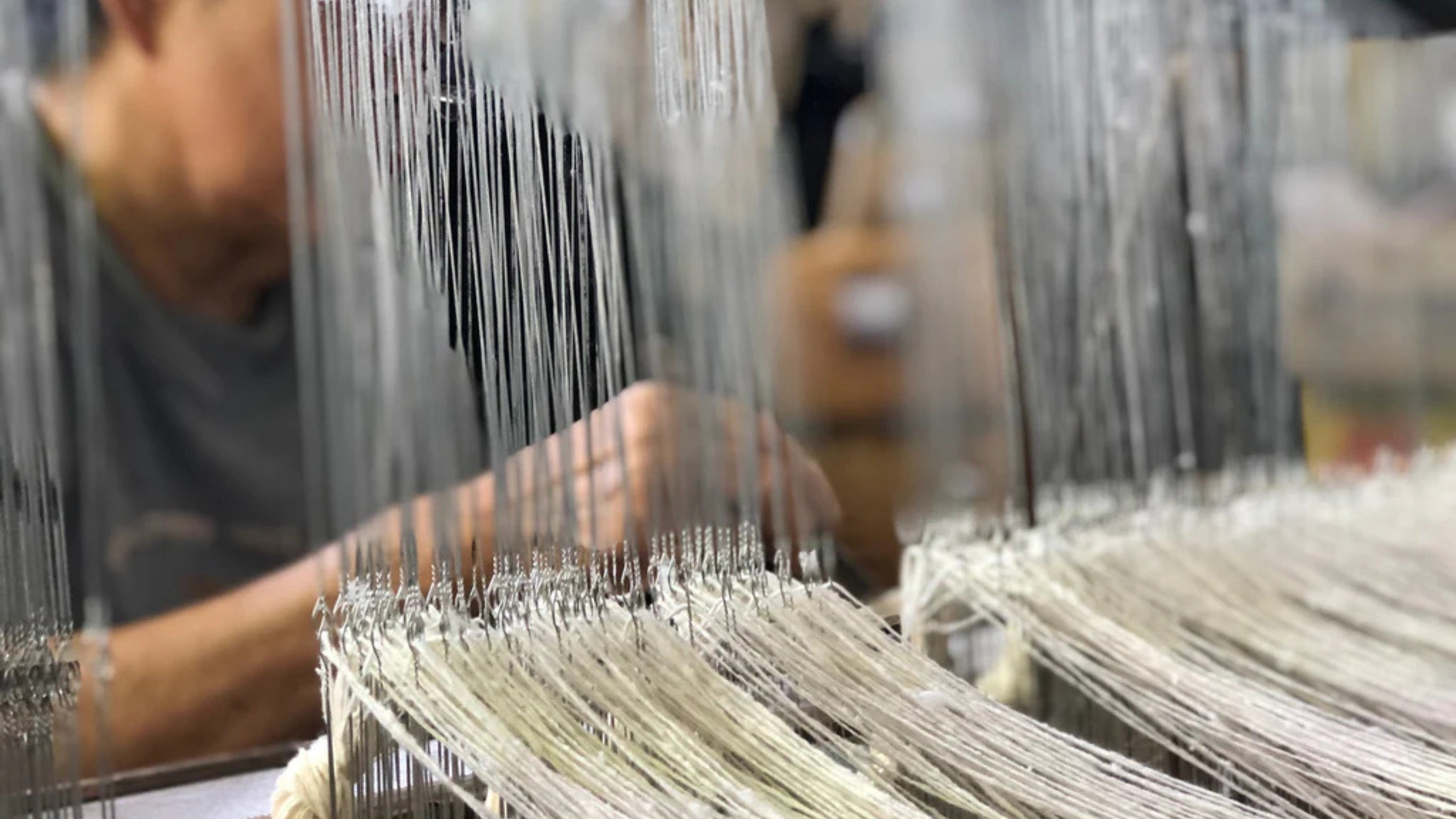 Khung dệt lụa truyền thống tại Vạn Phúc.