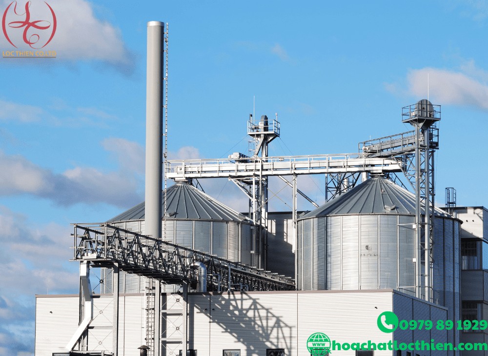 Hình ảnh minh họa quá trình điều chế axit clohidric (HCl) trong phòng thí nghiệm hoặc nhà máy.