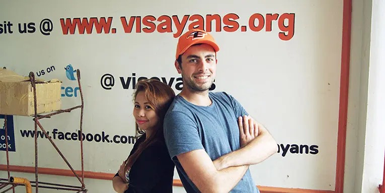 Tình nguyện viên tham gia hoạt động quyên góp ủng hộ người nghèo