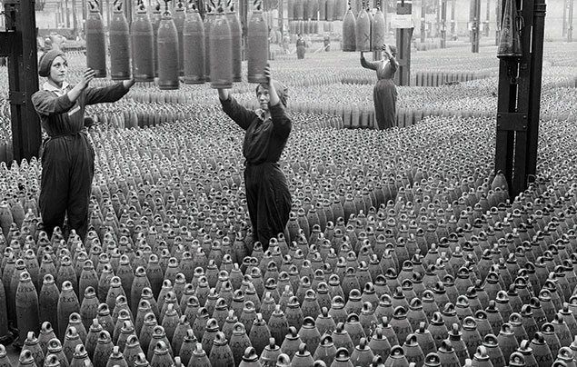 Ảnh minh họa phụ nữ làm việc trong nhà máy xe tải thời chiến