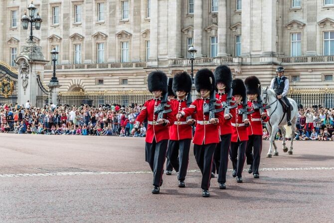 nghi lễ đổi gác trước cung điện buckingham