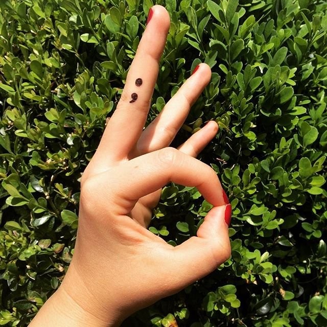 Hình ảnh bản nhạc với dấu chấm phẩy, tượng trưng cho nốt lặng và sự chuyển tiếp
