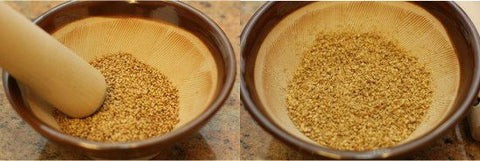 Giã nhỏ mè rang bằng chày và cối để tăng hương thơm