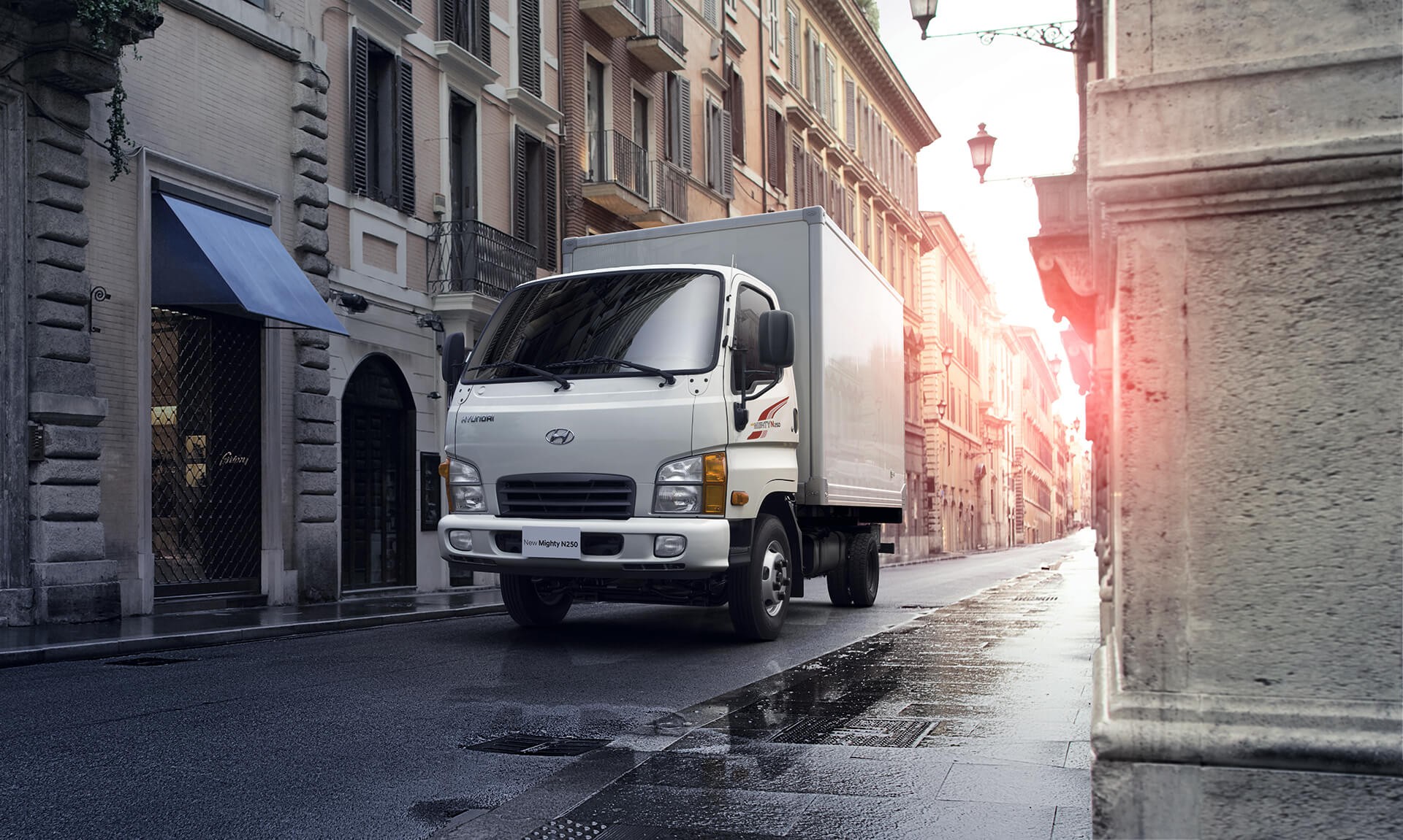 Ảnh xe tải Hyundai N250 với thùng xe đa dạng, phù hợp nhiều loại hàng hóa