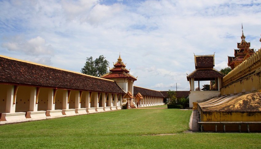 Quang cảnh bên trong bức tường bao của Thạt Luổng, thể hiện sự tinh xảo trong kiến trúc Phật giáo
