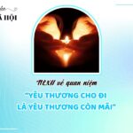 Một nhóm bạn đang giúp đỡ người già neo đơn với nụ cười ấm áp, thể hiện tinh thần yêu thương và sẻ chia