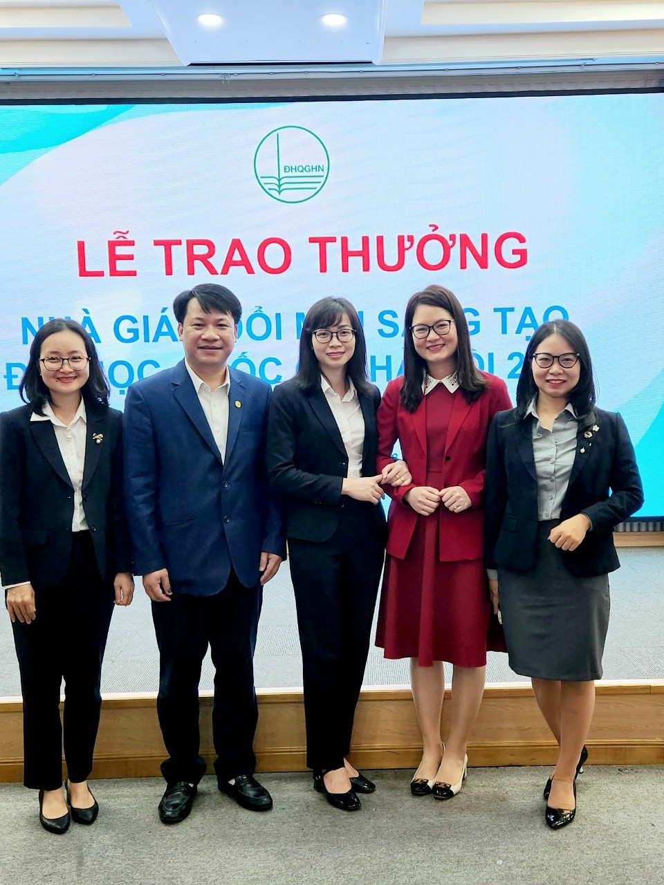 Cô giáo Đặng Hồ cùng các học sinh ưu tú