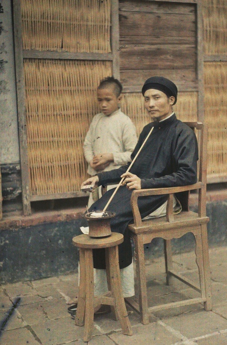 Ã”ng lÃ½ trÆ°á»Ÿng hÃºt thuá»‘c lÃ o trÃªn sÃ¢n nhÃ  - áº¢nh: LÃ©on Busy