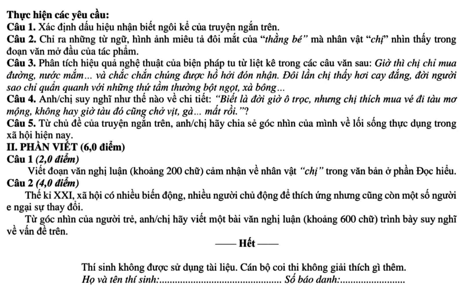Hình ảnh một nữ tài xế xe tải đang cười tươi, thể hiện sự mạnh mẽ và bản lĩnh của phụ nữ trong ngành vận tải.