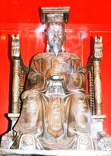 Tượng Vua Lê Thánh Tông ở Văn Miếu