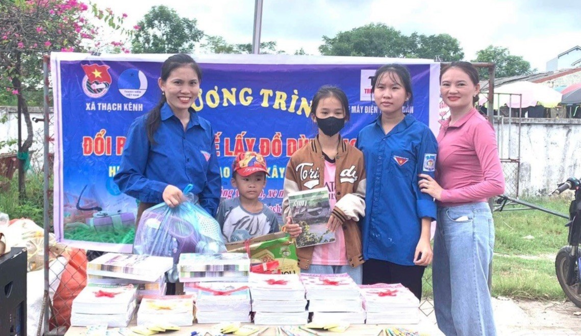 Ảnh học sinh hào hứng đổi rác thải nhựa lấy đồ dùng học tập
