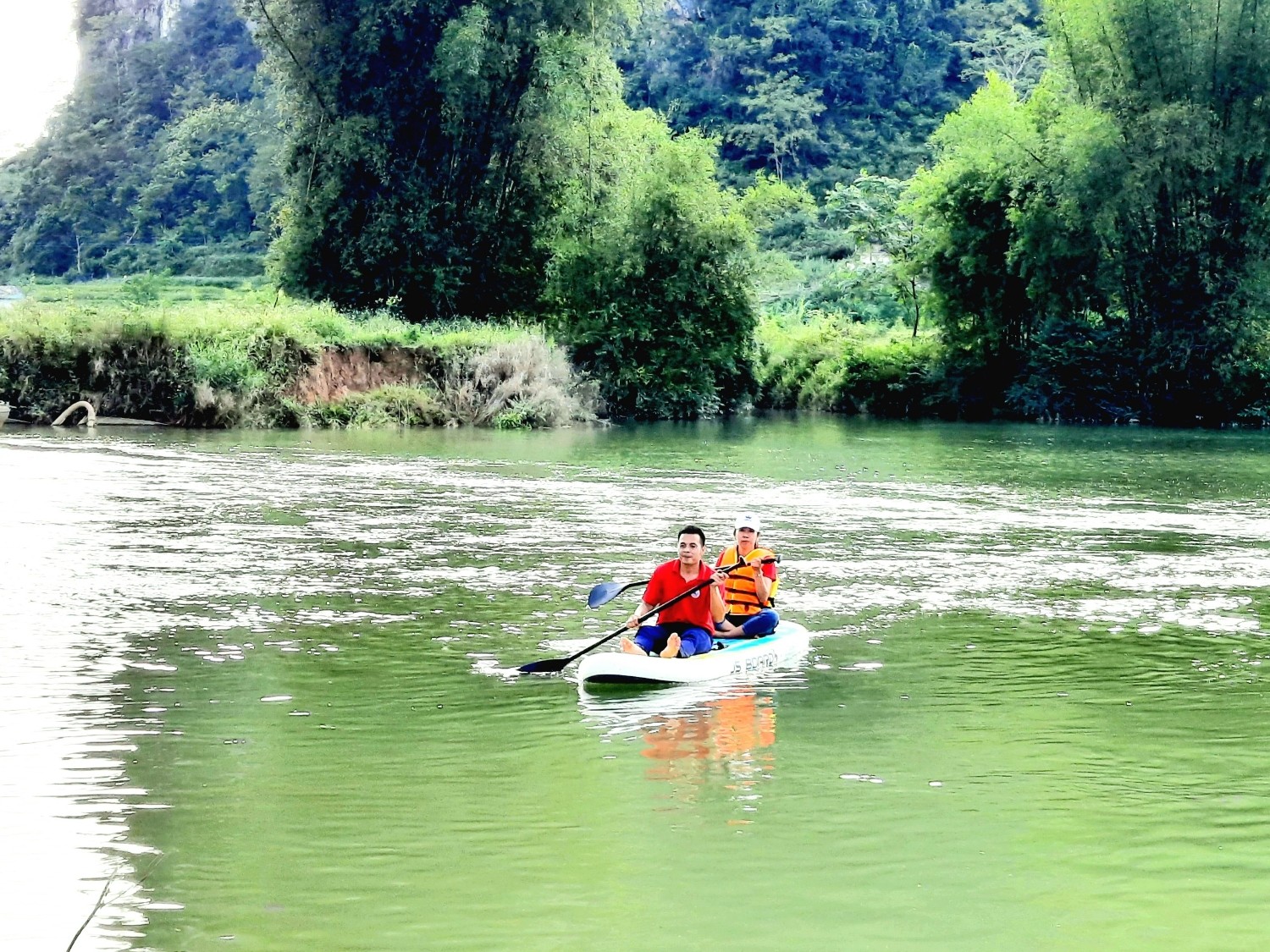 Chèo thuyền Kayak trên sông Quây Sơn