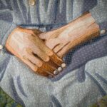 Nữ hộ sinh chăm sóc mẹ bầu