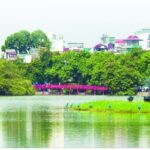 Hình ảnh minh họa cầu Thê Húc màu son cong cong như con tôm dẫn vào đền Ngọc Sơn