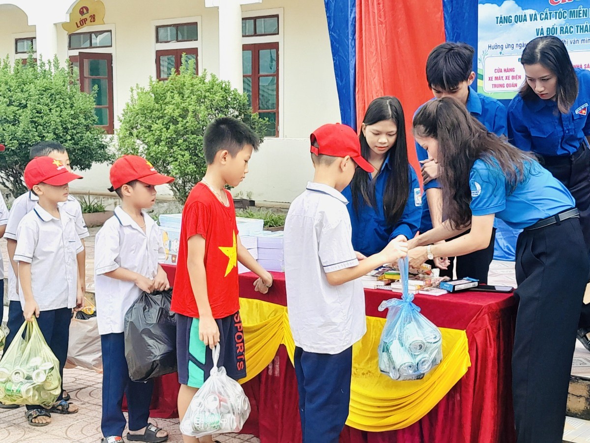 Ảnh cận cảnh các đồ dùng học tập như bút chì, tẩy, thước kẻ