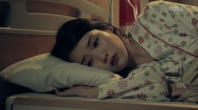 Hình ảnh cô gái buồn nhìn ra biển