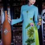 Áo dài, trang phục truyền thống của Việt Nam, thể hiện vẻ đẹp duyên dáng và thanh lịch của người phụ nữ Việt