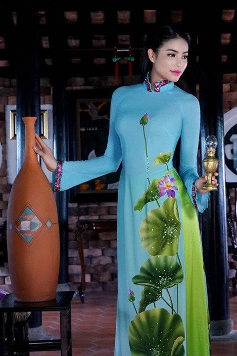 Áo dài, trang phục truyền thống của Việt Nam, thể hiện vẻ đẹp duyên dáng và thanh lịch của người phụ nữ Việt